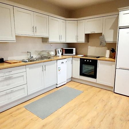 Riverside Marina Apartments Lanesborough Bagian luar foto