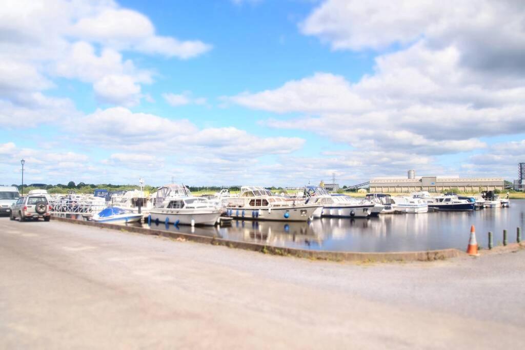 Riverside Marina Apartments Lanesborough Bagian luar foto